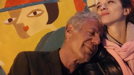 El doloroso mensaje de Asia Argento, novia de Anthony Bourdain