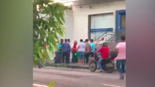 Fuerte video: transeúntes atacaron a un hombre tras ver que golpeaba a una mujer en plena calle