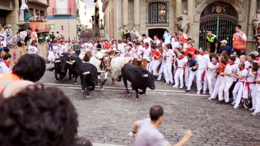 España: un torero murió corneado tras resbalarse mientras ayudaba a otro hombre