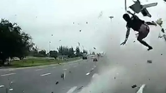 Video impactante: un conductor salió despedido de un camión por no usar cinturón