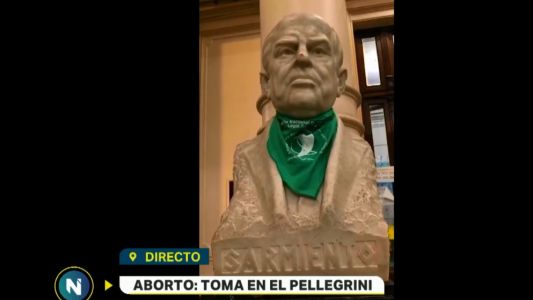 Estudiantes porteños toman escuelas en apoyo a la ley de aborto