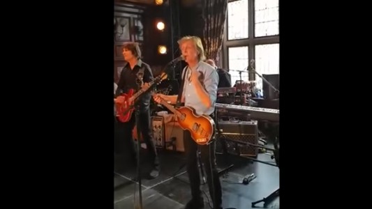 Paul McCartney sorprendió con un show sorpresa en un pub de Liverpool