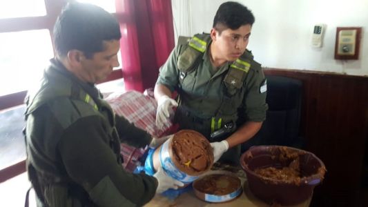 Detuvieron a un pasajero de micro que llevaba marihuana en potes de dulce de leche