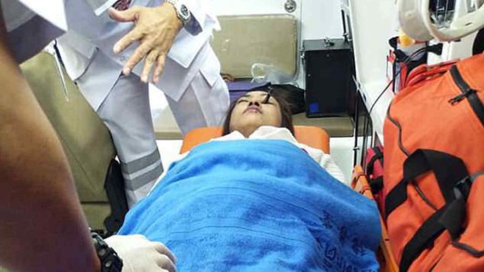 Se maquillaba en el taxi, chocó y se clavó el delineador en el ojo