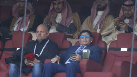 El particular look de Maradona en el partido inaugural del Mundial