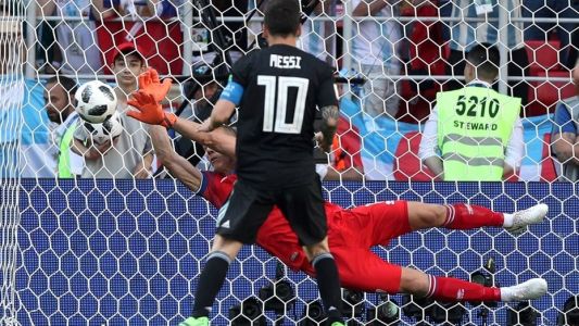El arquero islandés que le atajó el penal a Messi es director de cine