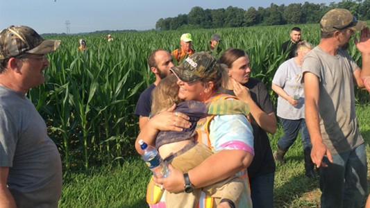 Una nena de tres años se perdió en un maizal y sobrevivió gracias a su perro