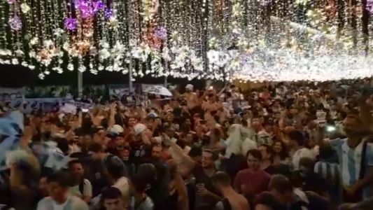 Video: Así esperan los hinchas argentinos el partido del jueves en Moscú
