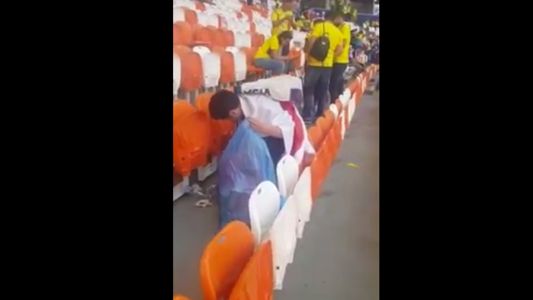 Los hinchas japoneses limpiaron las tribunas después del triunfo ante Colombia