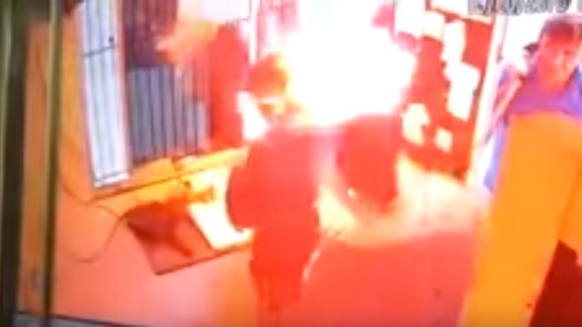 Video impresionante: le arroja nafta en la cara y prende fuego al portero de su edificio