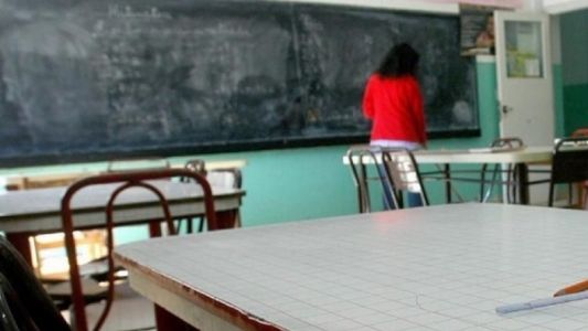 Sancionaron a una docente que pidió licencia médica y viajó a Chile