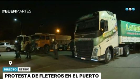 Propietarios de camiones obstruyen el tránsito en el puerto