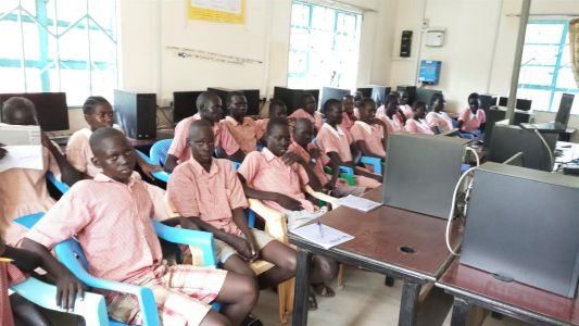 Alumnos africanos refugiados aprendieron cánticos argentinos