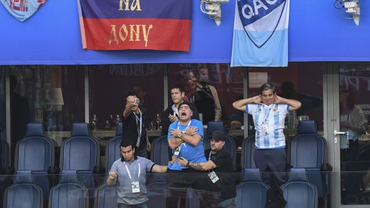 Maradona en la tribuna, un partido aparte