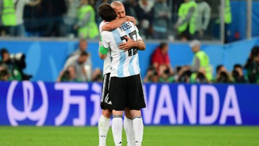 El abrazo de los “capitanes” de la Selección