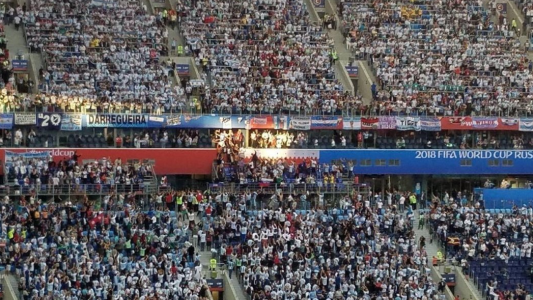 La foto viral de Maradona, iluminado en la tribuna