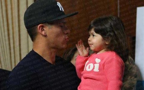 Lo que no se vio del festejo: el emotivo abrazo de Marcos Rojo y su pequeña hija