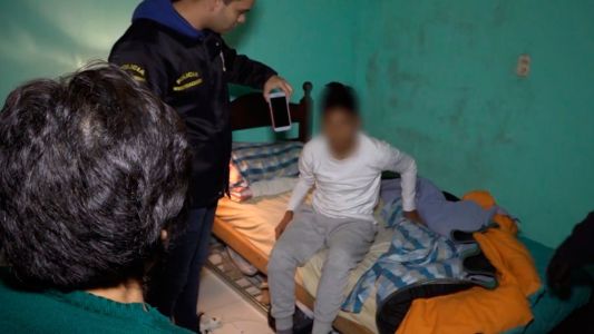 No había estudiado, hizo una falsa amenaza de bomba en su escuela y la policía lo fue a buscar hasta la cama