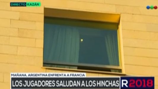 Messi y el Kun saludaron a la hinchada