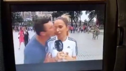Video: una reportera española fue acosada en vivo en el Mundial de Rusia