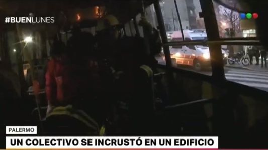 Bomberos rescataron a 13 pasajeros heridos luego de que un colectivo se incrustara en un edificio