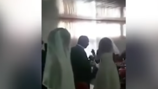 De película: se apareció vestida de novia en el casamiento de su amante