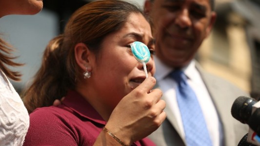 Guatemalteca logra ver a sus tres hijos después de 45 días separados en la frontera de Estados Unidos