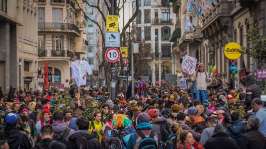 Artistas callejeros de todo el país se unen para permanecer en las plazas