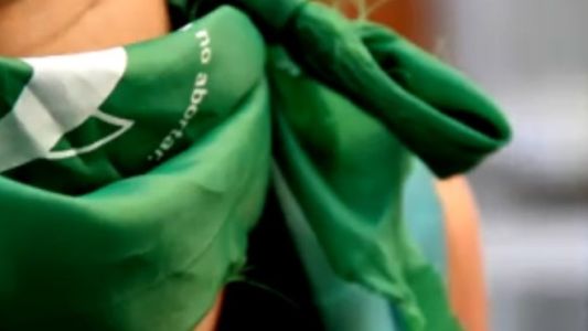 Golpearon a una adolescente porque tenía un pañuelo verde a favor del aborto legal