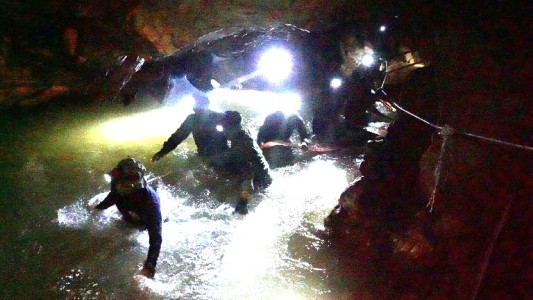 Muerte de un socorrista en la cueva de Tailandia: "El camino a los chicos es una sucesión de complicados retos"