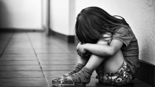 Una nena de 8 años sorprendió a su padre mientras violaba a su otra hija de 12
