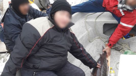 Insólito: ganó un concurso de pesca, pero descubrieron que había atado el pez en la lancha