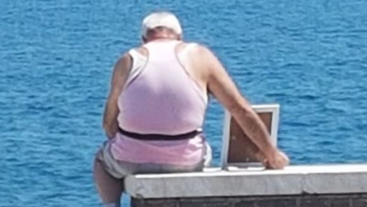 El viral que nos emociona: el viudo que lleva la foto de su difunta esposa a ver el mar