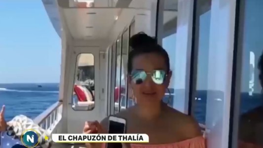 Thalía festeja los 100 millones de reproducciones saltando desde un yate