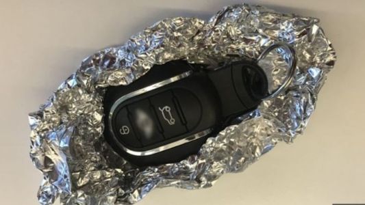 Las razones por las que recomiendan envolver las llaves del auto en papel de aluminio