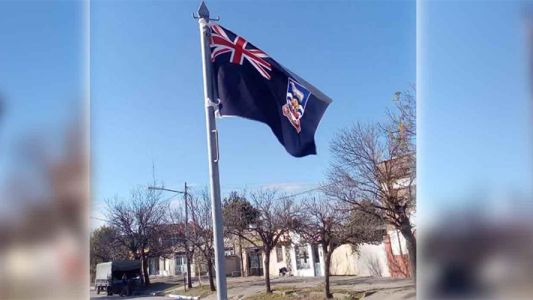 Polémica en Santa Fe: izaron por error la bandera británica de Malvinas en una plaza