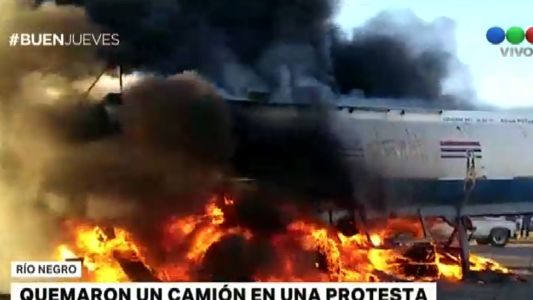 Incendiaron un camión de la empresa que despidió a 35 trabajadores