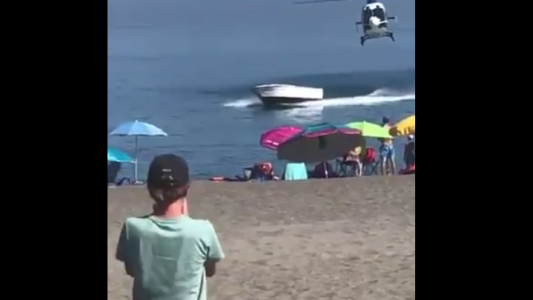 Increíble persecución: un helicóptero sorprendió a turistas en una playa para atrapar a una narcolancha