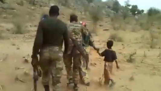 Investigan un video escalofriante en el que soldados de Camerún ejecutan mujeres y niños
