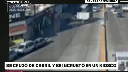 Se cruzó de carril y se incrustó en un kiosko