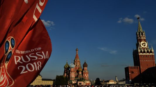 Un cura viajó al Mundial con plata donada por los fieles de su iglesia