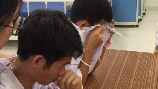 Conmovedor: el llanto de los chicos rescatados en Tailandia al enterarse de la muerte del buzo voluntario