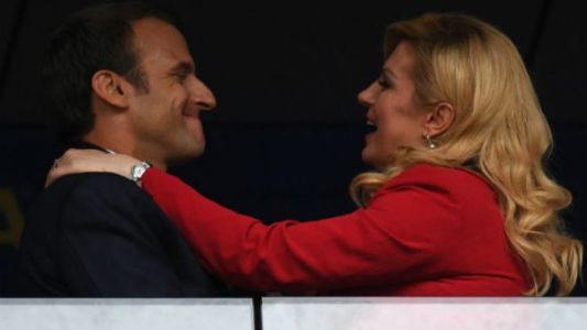 El beso de Macron a la presidenta de Croacia que arrasó en redes sociales