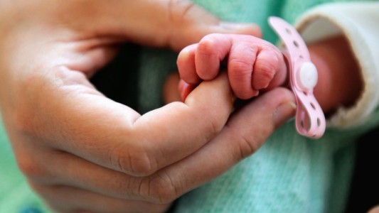 Un hombre advierte sobre la importancia de la higiene personal tras la muerte de su beba