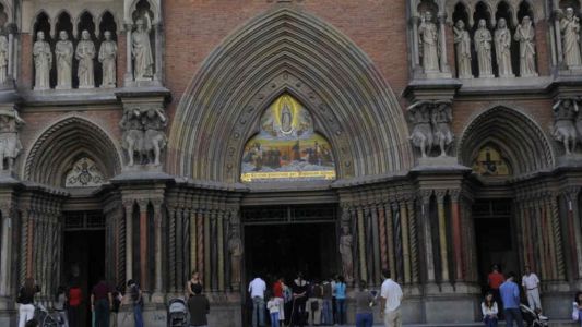 Escándalo en una iglesia de Córdoba: un grupo de mujeres interrumpió una misa