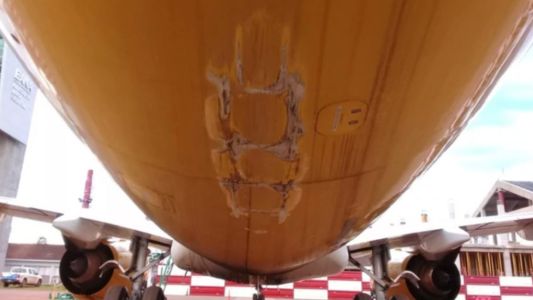 Un avión de Flybondy no pudo despegar tras chocar la cola con la pista
