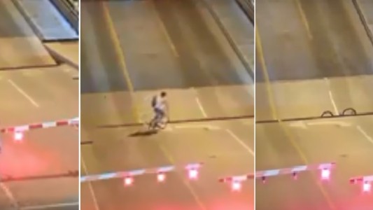 Por no respetar las señales, ciclista cayó en un puente levadizo