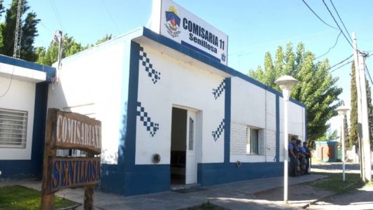 Un nene de 9 años puso el auto en marcha por accidente, aplastó a un familiar contra la pared y lo mató