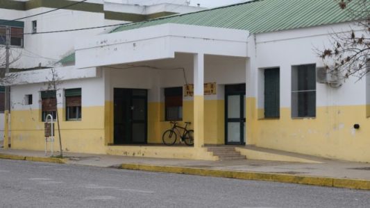 Denuncian negligencia: trasladaban a un hombre en coma y se les cayó de la camilla