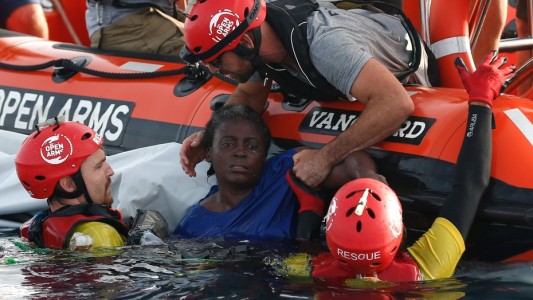 Video estremecedor: hallaron a una madre y su pequeño hijo en una balsa de inmigrantes en el Mediterráneo
